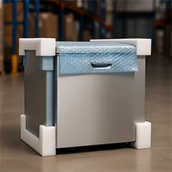 Refrigeradores y congeladores: Protección de paneles frontales, laterales y puertas con foam laminado y poliburbuja de alta densidad.